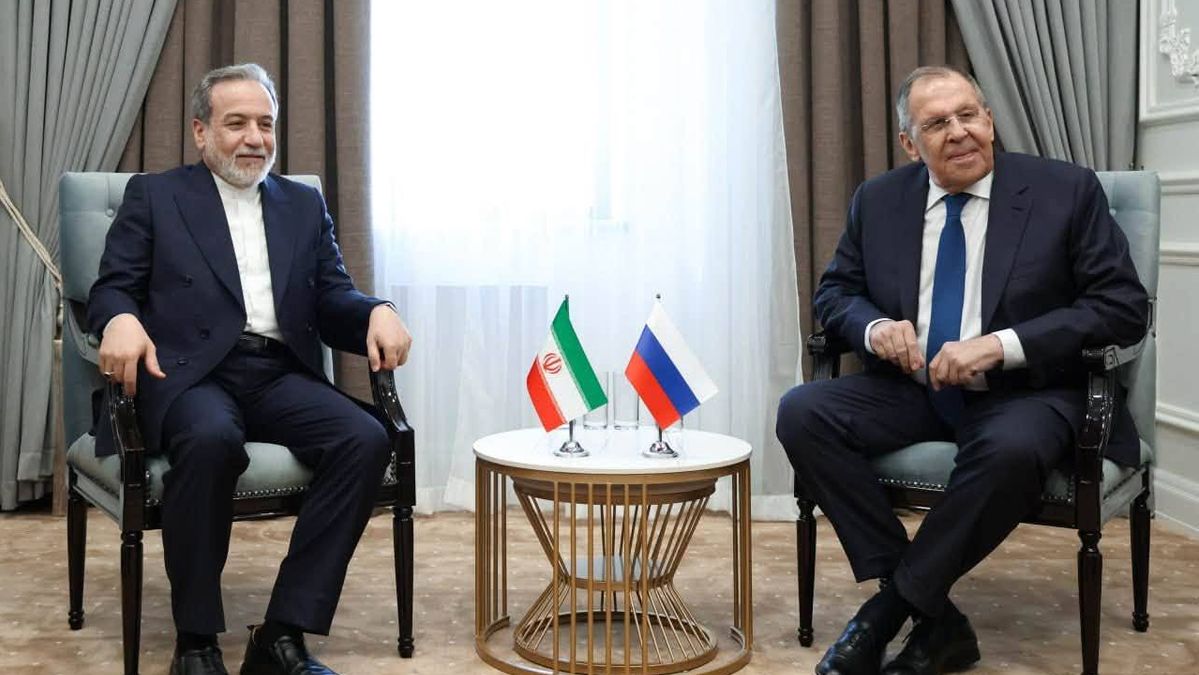 Waffen für Ukrainekrieg: Der iranische Außenminister Araghchi bei seinem russischen Amtskollegen Lawrow