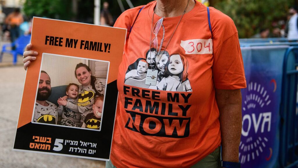 Demonstrantin auf dem »Platz der Geiseln« in Tel Aviv fordert die Freilassung der Bibas-Familie