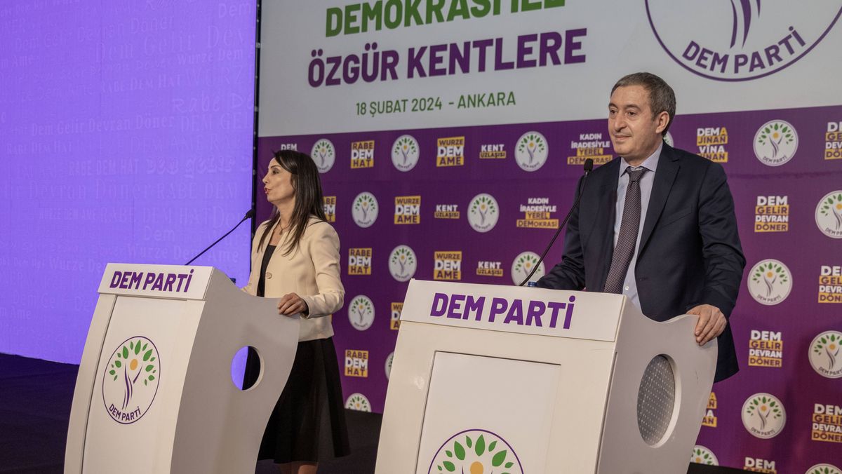 DEM-Vorsitzender Tuncer Bakırhan kritisiert Verhüllung der Armut in Ankara