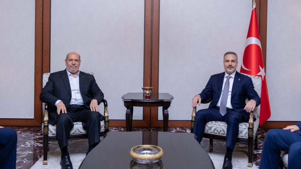 Der türkische Außenminister Hakan Fidan mit dem neuen Hamas-Führer Khalil al-Hayya