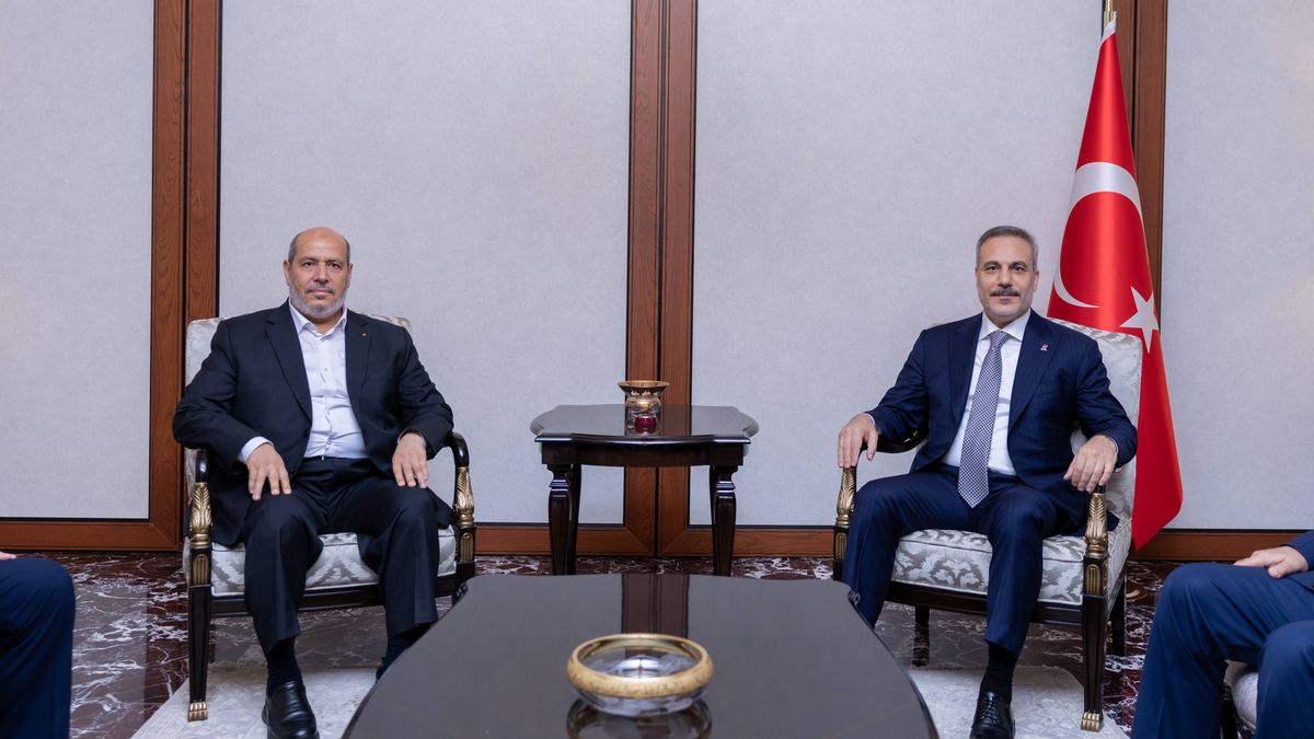 Der türkische Außenminister Hakan Fidan mit dem neuen Hamas-Führer Khalil al-Hayya