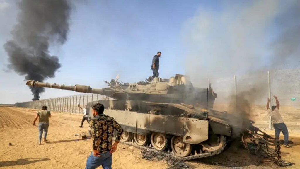 Terror am 7. Oktober 2023: Eindringlinge aus Gaza nehmen einen ausgebrannten israelischen Panzer unter Kontrolle