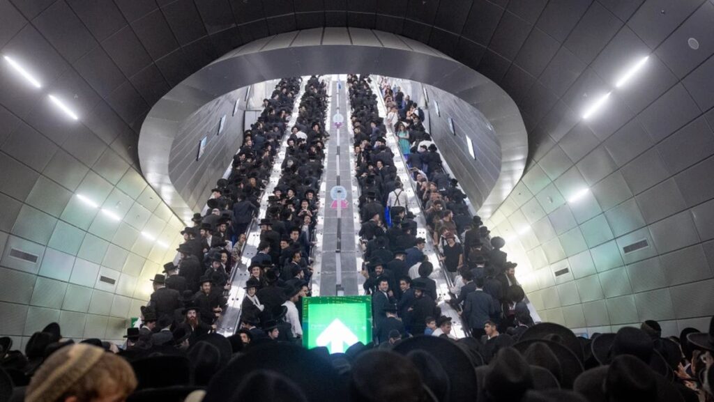 Ultraorthodoxe im Jerusalemer Bahnhof auf dem Weg zu einer Demonstration gegen die Wehrpflicht