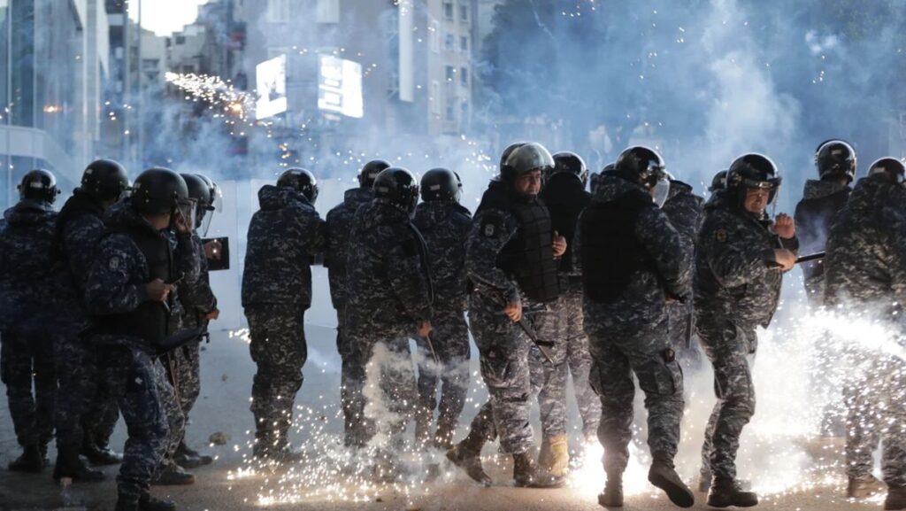 Die libanesische Polizei bei Zusammenstößen mit Hisbollah- und Amal-Anhängern in Beirut