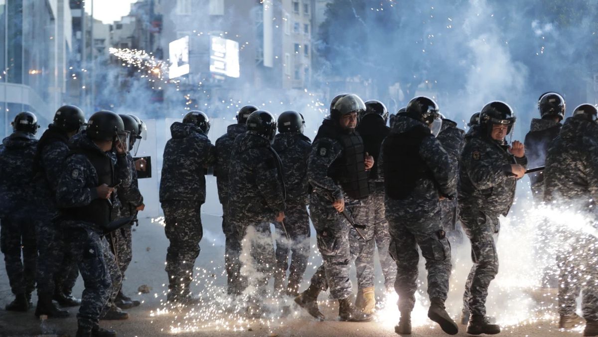 Die libanesische Polizei bei Zusammenstößen mit Hisbollah- und Amal-Anhängern in Beirut