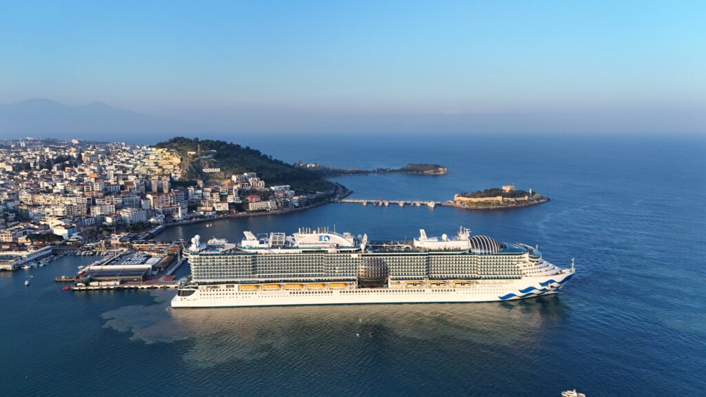Im türkischen Hafen von Kuşadası vor Anker liegendes Kreuzfahrtschiff