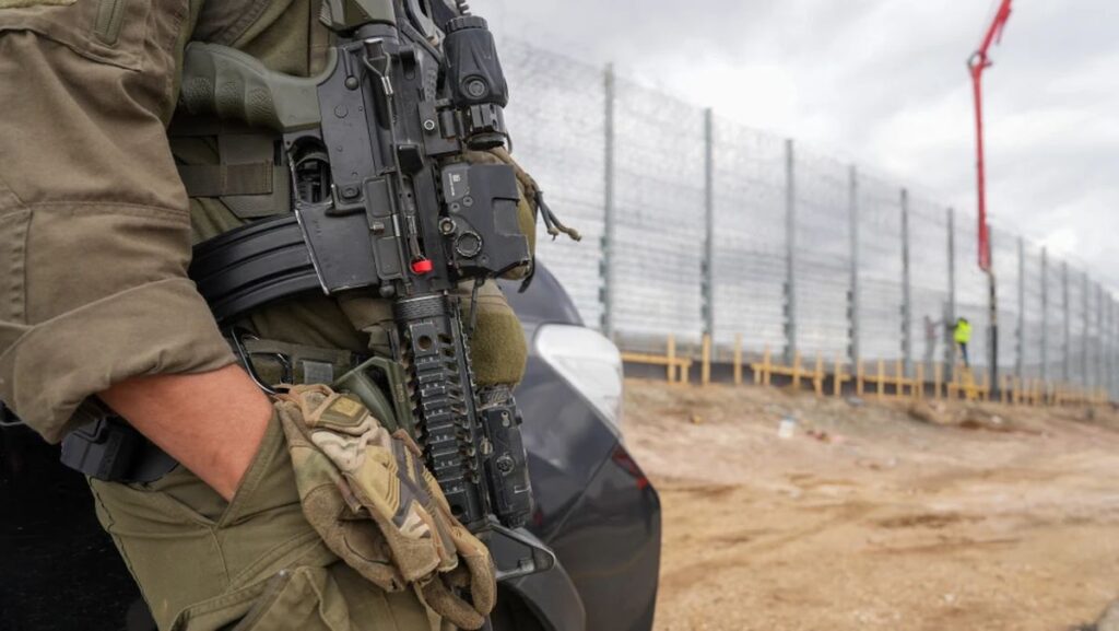 Ein israelischer Soldat bewacht die den Zaun an der Grenze zum Libanon