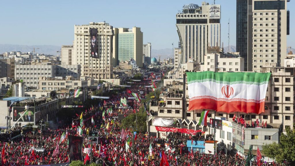 Trauerprozession anlässlich Khameneis Begräbnis in der iranischen Stadt Maschhad