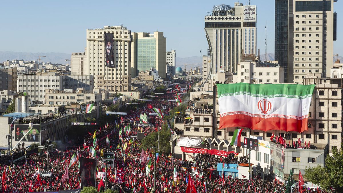 Trauerprozession anlässlich Khameneis Begräbnis in der iranischen Stadt Maschhad