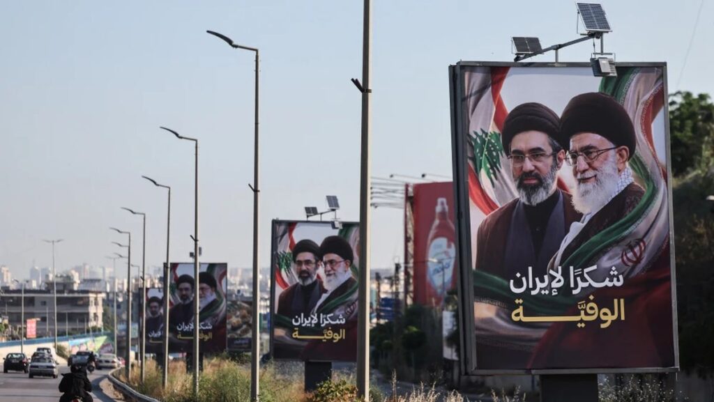 Hisbollahs »Dank an den loyalen Iran«: Poster Ali und Mojtaba Khamenei an der Autobahn zum Flughafen von Beirut