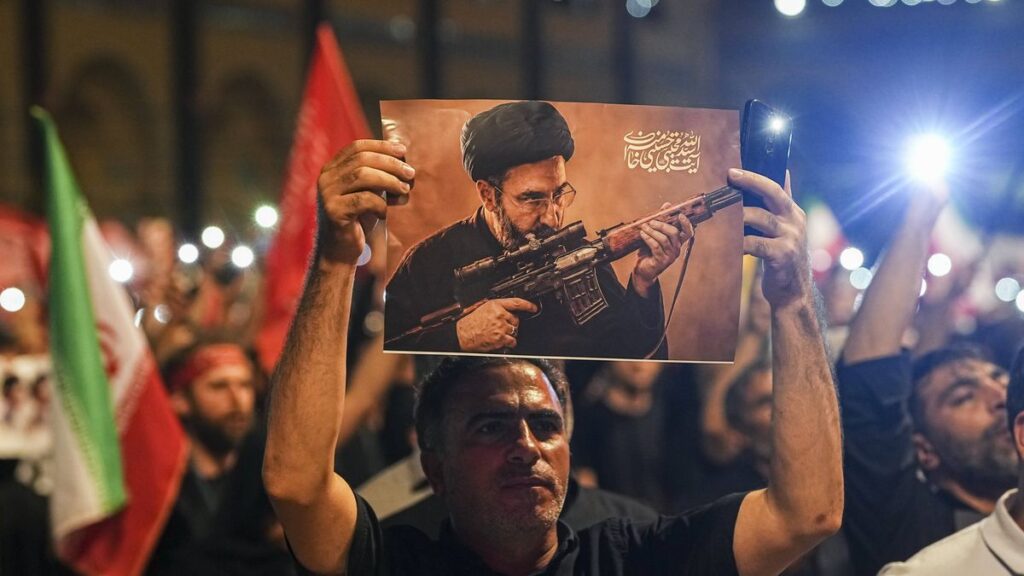 Poster von Mojtaba Khamenei auf der Beerdigung seines Vaters und Vorgängers Ali Khamenei