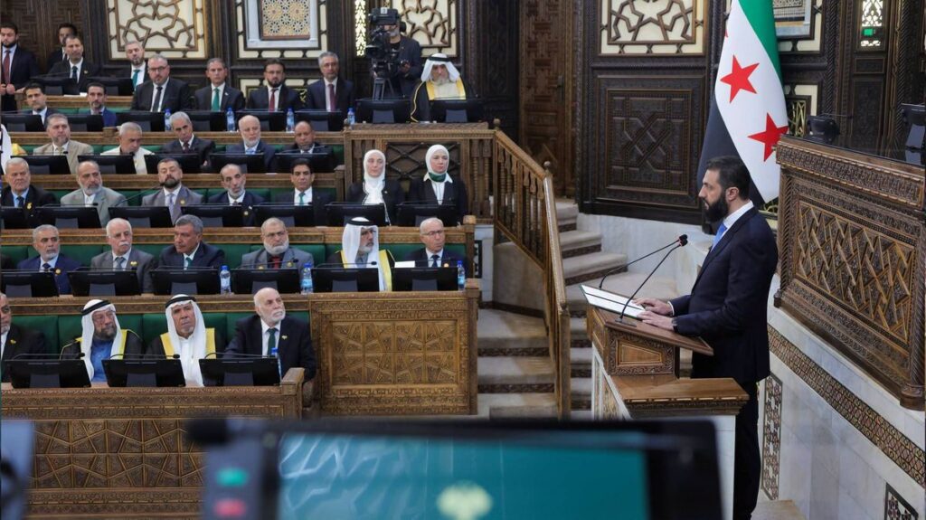 Der syrische Präsident Ahmed al-Sharaa im Parlament in Damaskus