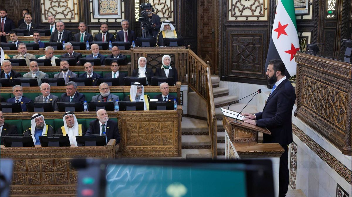 Der syrische Präsident Ahmed al-Sharaa im Parlament in Damaskus