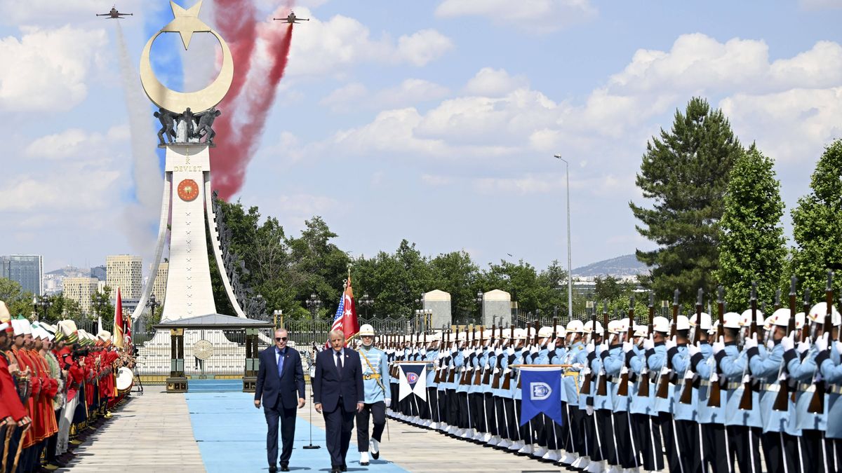 Erdoğan empfängt Donald Trump am Rande des NATO-Gipfels in der Türkei