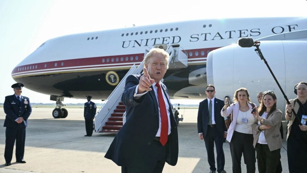 US-Präsident Donald Trump spricht vor Reportern auf der Joint Base Andrews über die Verhandlungen mit dem Iran