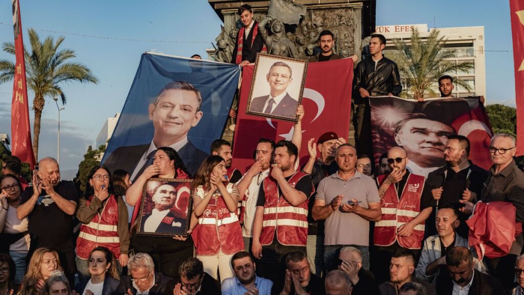 Özel-Anhänger in der Türkei protestieren gegen Absetzung des CHP-Vorsitzenden durch Gerichtsbeschluss
