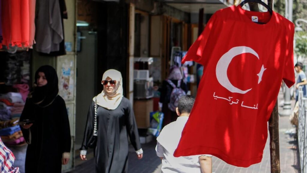 T-Shirt mit Türkei-Flagge und arabischem Schriftzug auf einem Markt in Hebron im Westjordanland