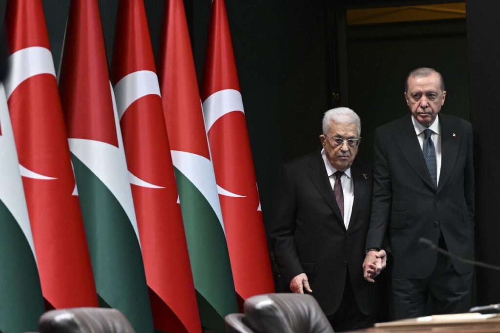 Der türkische Präsident und der Chef der Palästinensischen Autonomiebehörde auf dem Weg zur Pressekonferenz