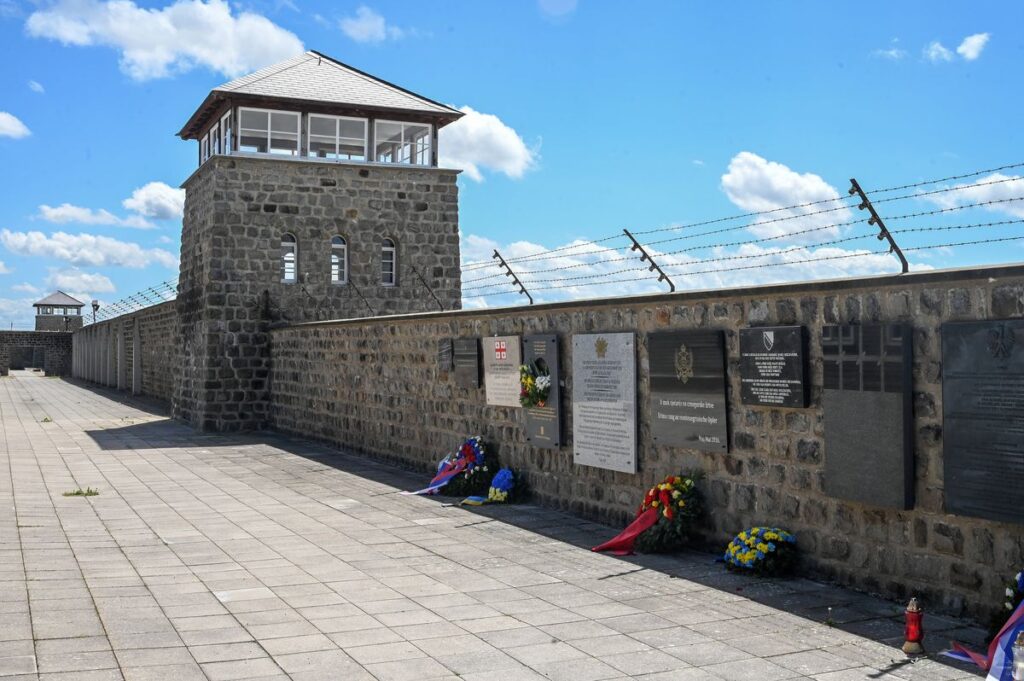 Kränze in der KZ-Gedenkstätte Mauthausen