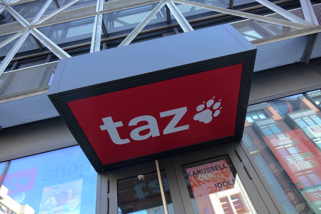 Schriftzug und Logo am taz Gebäude der TAZ in der Berliner Friedrichstrasse