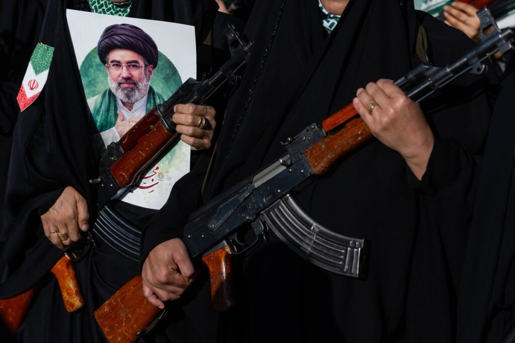 Parade einer Fraueneinheit der Basidsch-Milizen des iranischen Regimes