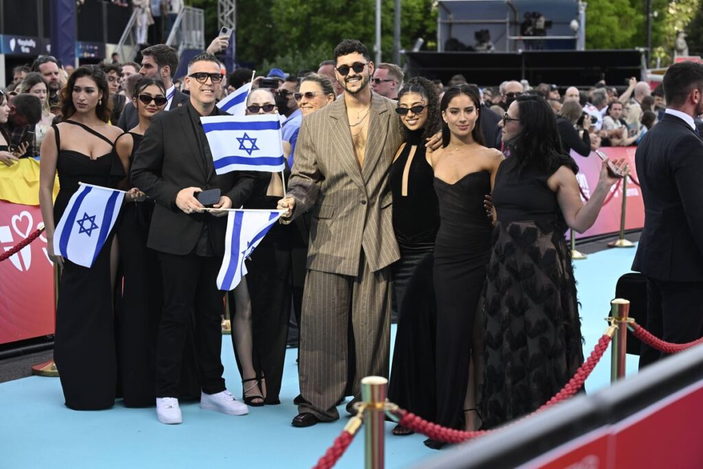 Der israelische Teilnehmer Noam Bettam auf dem türkisen Teppich des Eurovision Song Contest in Wien