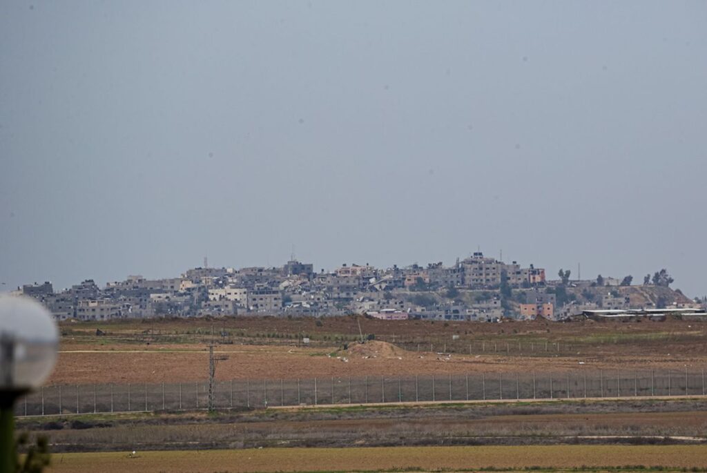 Blick vom israelischen Kibbuz Kfar Aza auf den Gazastreifen