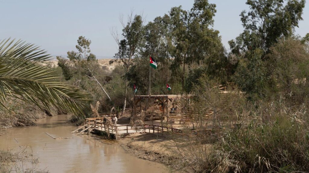 Der Jordan ist der schmale Grenzfluss zwischen Israel und Jordanien