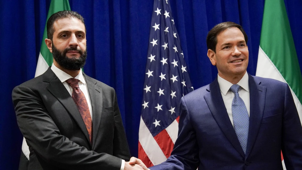 Von Terrorliste gestrichen: Syriens Präsident Ahmed al-Sharaa mit dem US-Außenminister Marco Rubio