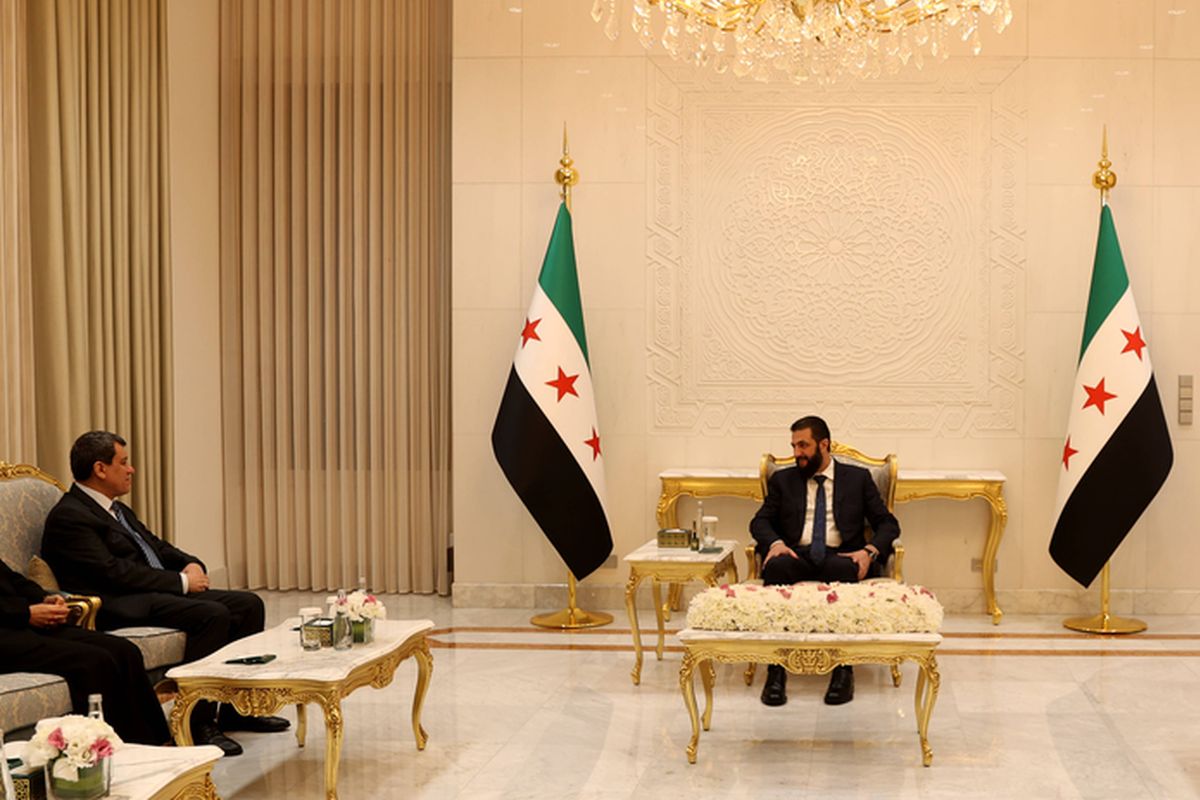Treffen zwischen dem syrischen Präsidenten al-Sharaa und dem kurdischen SDF-Kommandeur Abdi in Damaskus