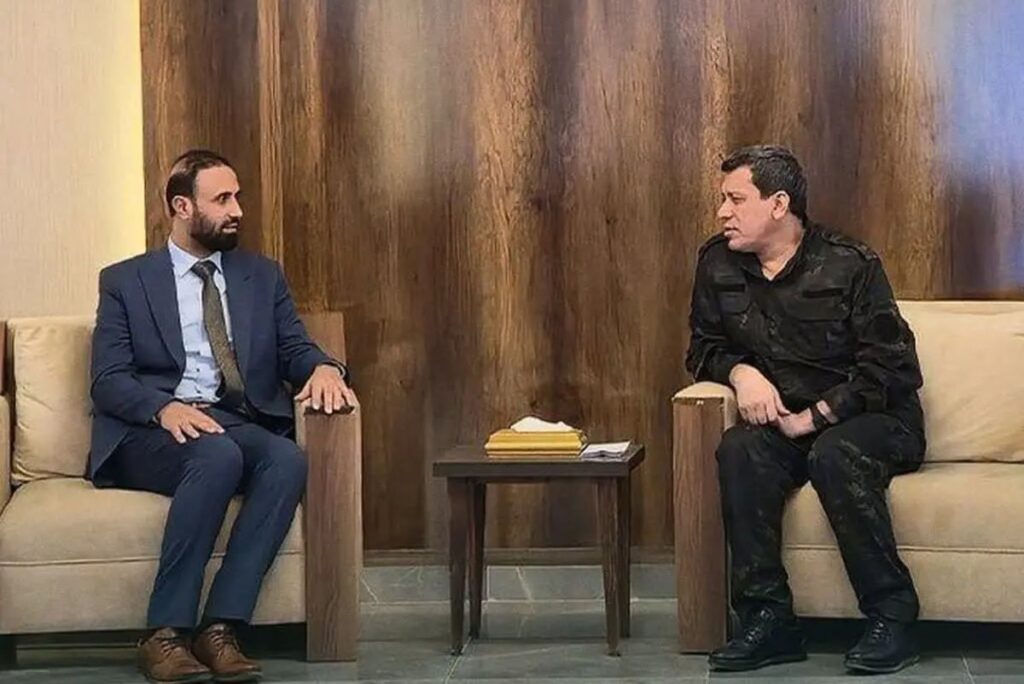 Syrien: SDF-Kommandeur trifft Ziad al-Ayesh, den Gesandten des Übergangspräsidenten Ahmed al-Sharaa