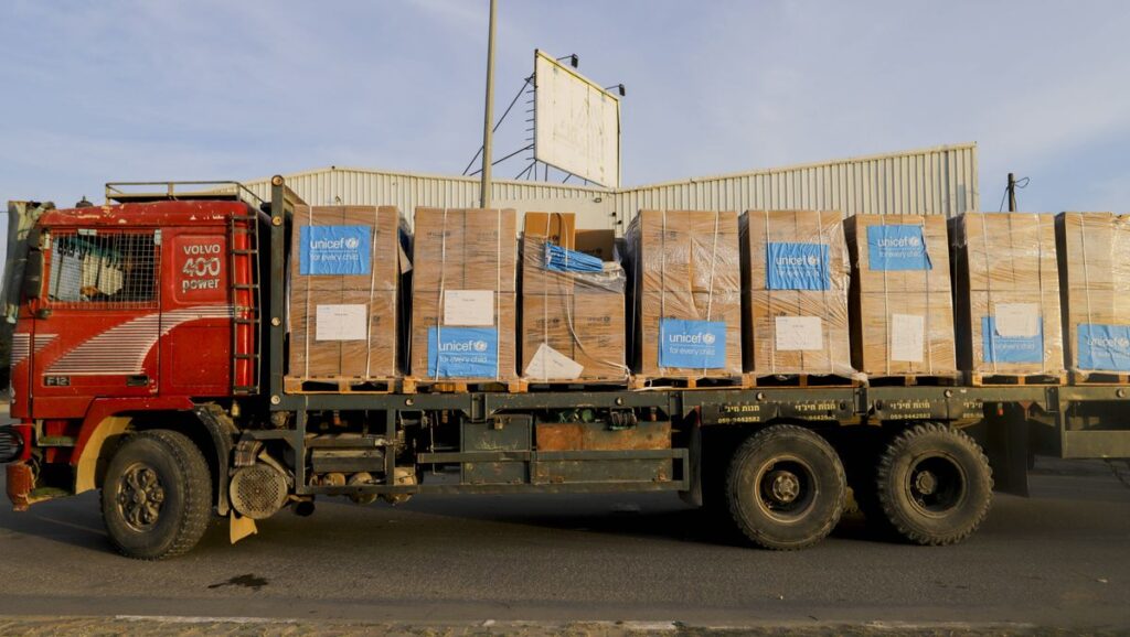 Lastwagen mit UNICEF-Hilfsgütern bei der Einfahrt in den Gazastreifen