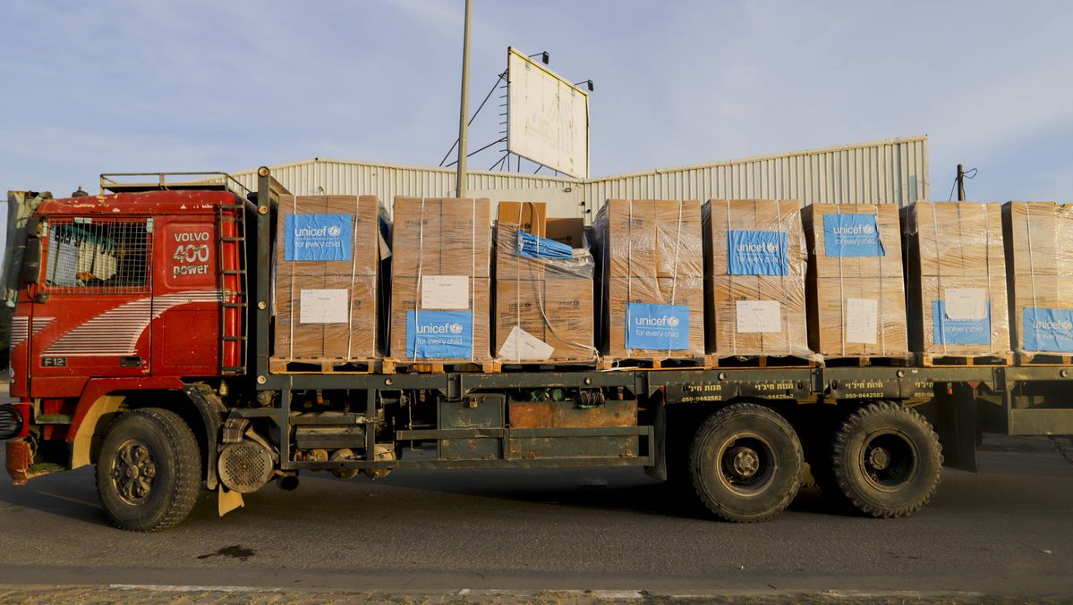 Lastwagen mit UNICEF-Hilfsgütern bei der Einfahrt in den Gazastreifen