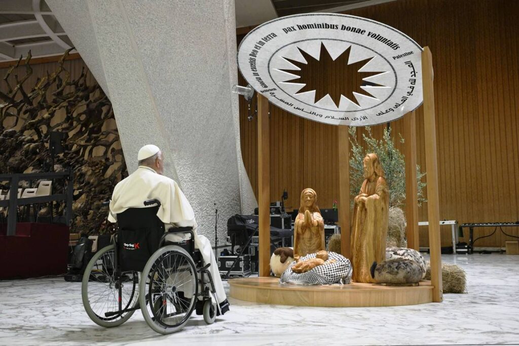 Papst Franziskus vor dem »palästinensischen« Jesus. (© imago images/Independent Photo Agency)