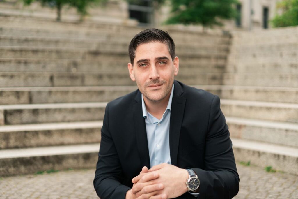 Alon David im Mena-Interview: »Die Linke ist trotz Antisemitismusvorwürfen und der Nähe zu radikalen Strukturen gewählt worden«