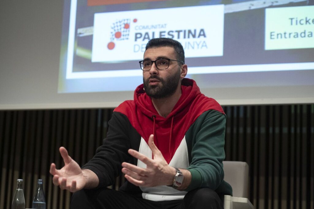Der palästinensische Fotojournalist Motaz Azaiza bei einer Veranstaltung in Barcelona