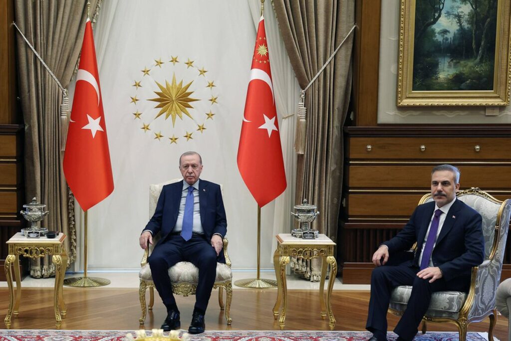 Der türkische Präsident Recep Tayyip Erdoğan und sein Außenminister Hakan Fidan