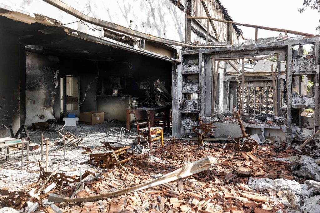 Die Trümmer des Familienhauses nach dem Massaker am 7. Oktober im Kibbuz Beeri
