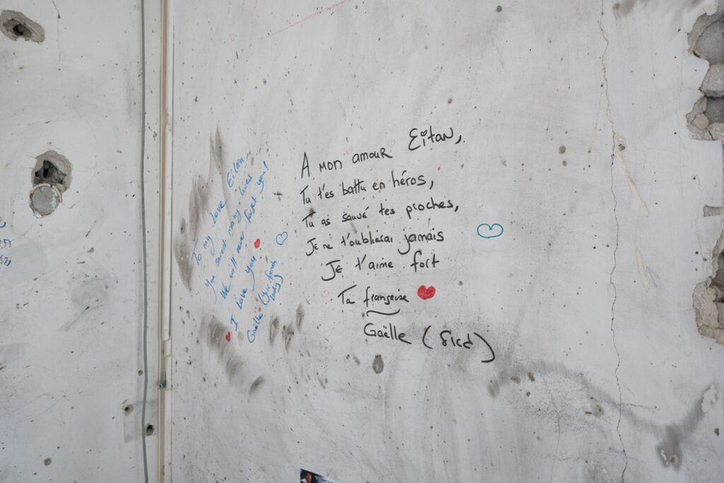 Eine von seiner Freundin Gaëlle verfasste Widmung an den Wänden der Zahnarztpraxis, in der Eitan ermordet wurde. Sieben Stunden lang kämpfte er gegen die Hamas-Terroristen