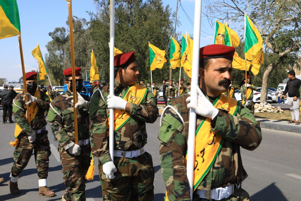 Aufmarsch der Katai‘b Hisbollah in der irakischen Hauptstadt Bagdad