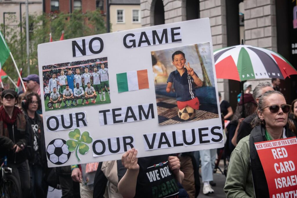 Antisemitischer Protest gegen das Spiel der irischen Nationalmannschaft gegen Israel