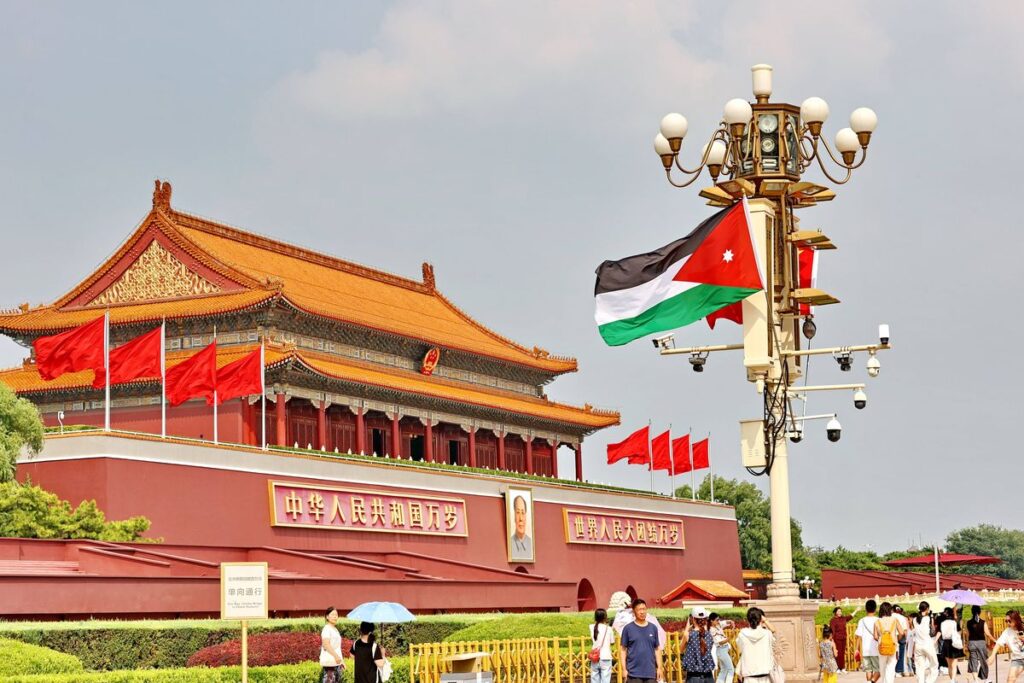 Staatsbesuch in China: Jordaniens Flagge auf dem Tian'anmen-Platz in Peking