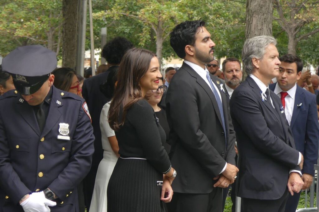 New Yorks Bürgermeister Mamdani und die demokratische Abgeordnete Ocasio-Cortez bei der 9/11-Gedenkveranstaltung