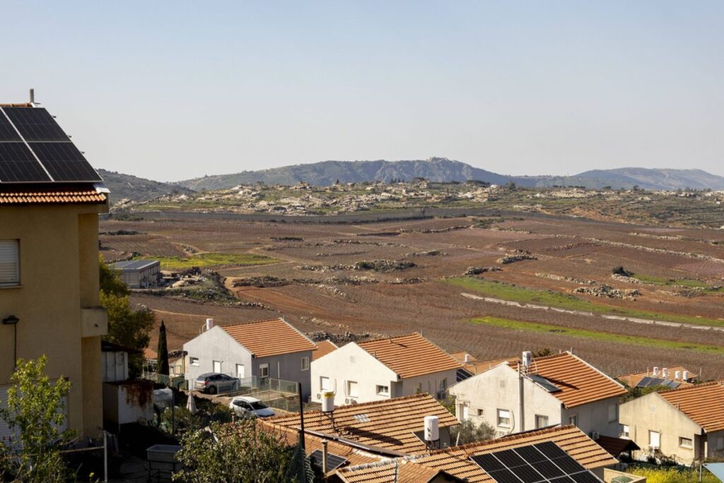 Blick von der nordisraelischen Stadt Metula über die Grenze zum Libanon