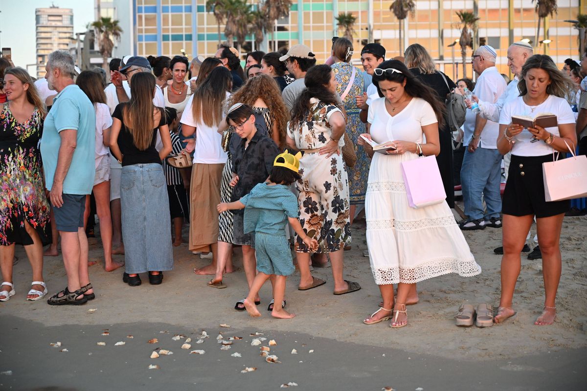 Taschlich-Gebet: Israelis am Strand von Tel Aviv begehen Rosh ha-Schana