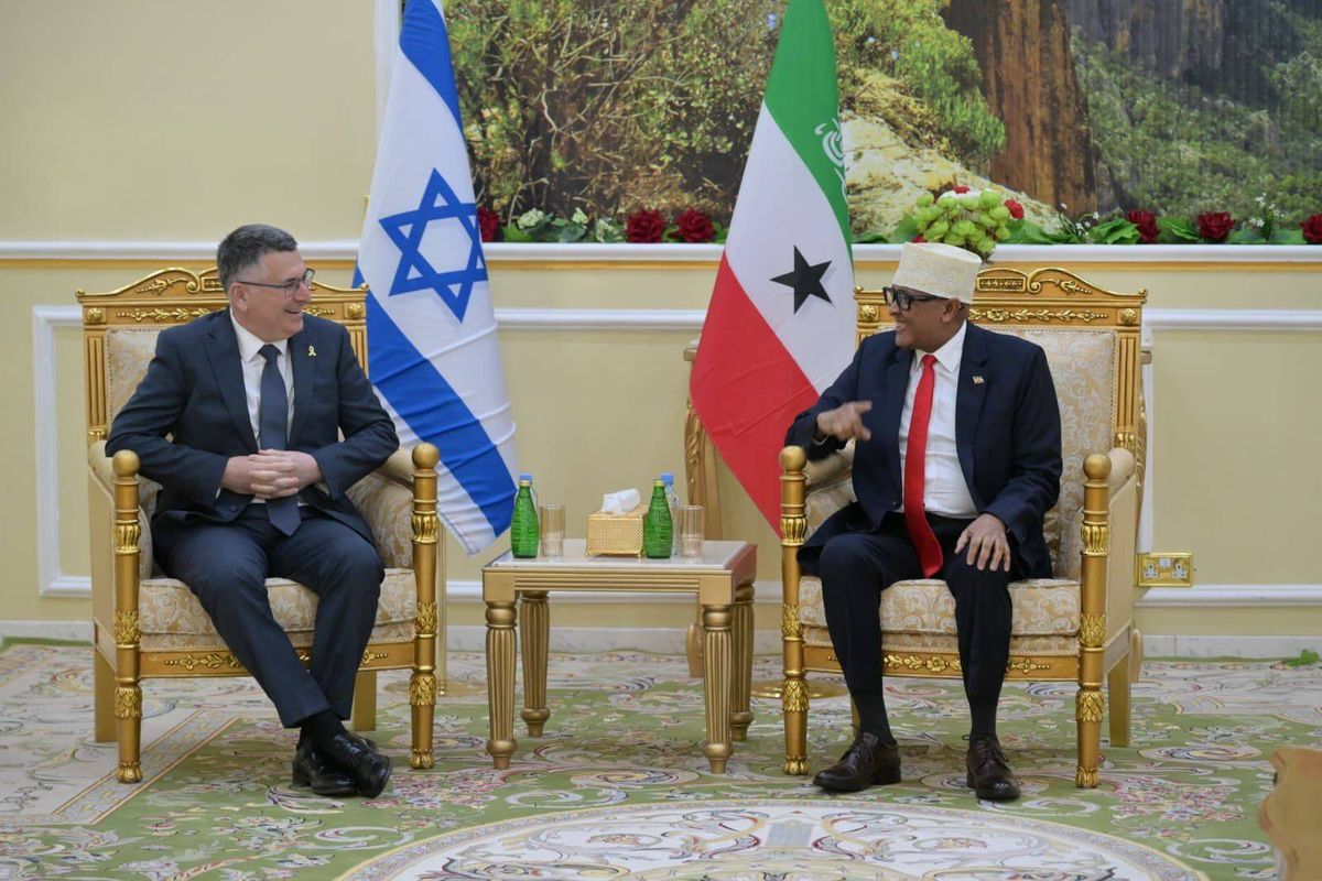 Somalilands Präsident Abdirahman Mohamed Abdullahi mit Israels Außenminister Gideon Saar