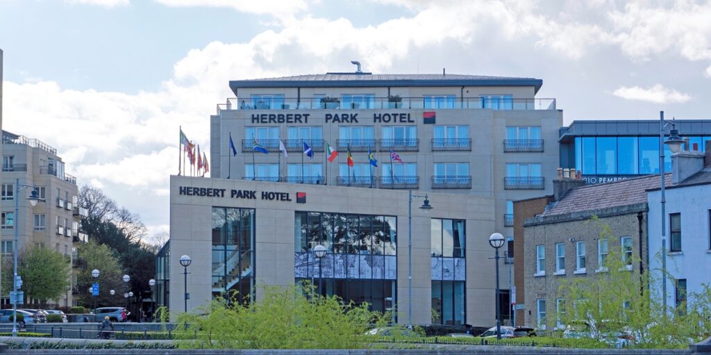 Das Herbert Park Hotel in Dublin. (© imago images/Depositphotos)