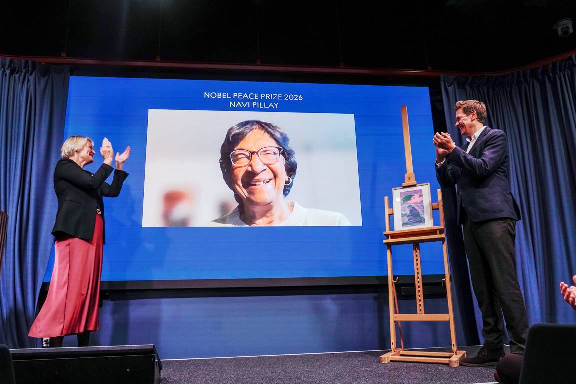 Vertreter des Nobelpreis-Komitess mit der Preisträgerin Navi Pillay. (© imago images/NTB)