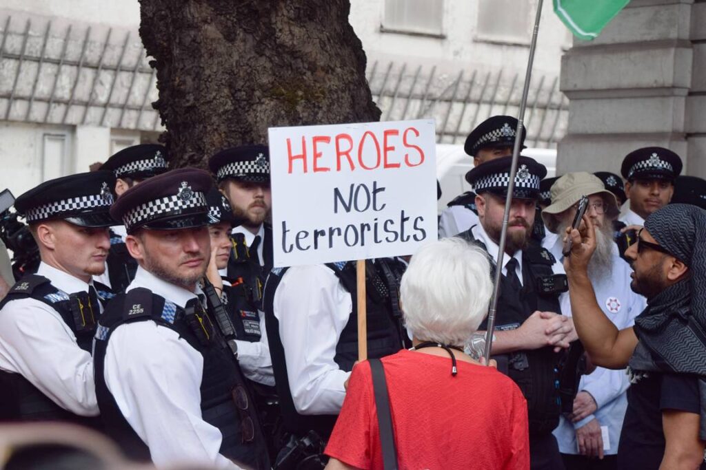 Solidaritätsdemonstration für die verbotene Terrorgruppe »Palestine Action«, der Sally Rooney Geld spenden will. (© imago images/opale.photo)