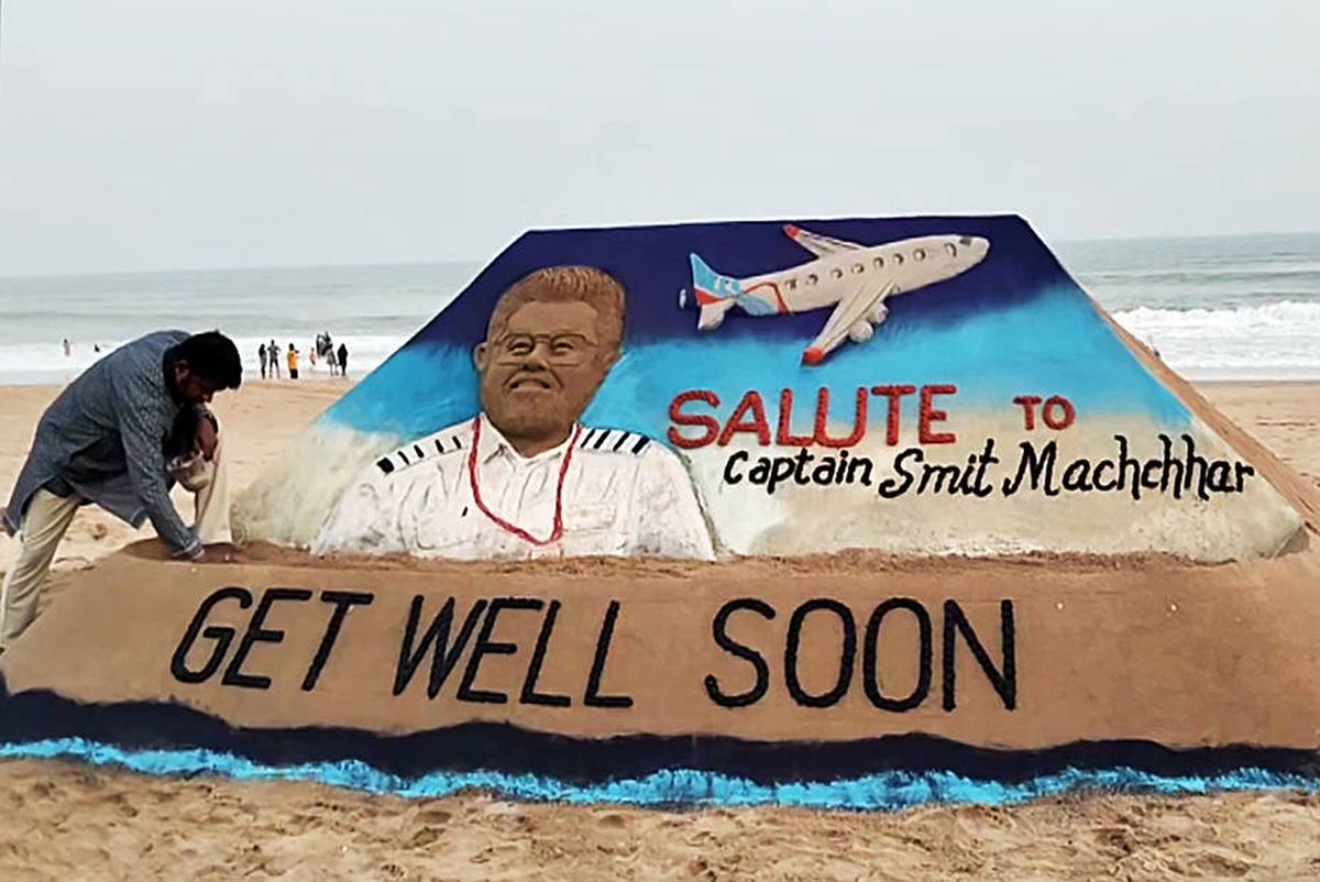Der Sandkünstler Sudarsan Pattnaik ehr den flydubai-Kapitän Smit Machchhar mit einer Skulptur